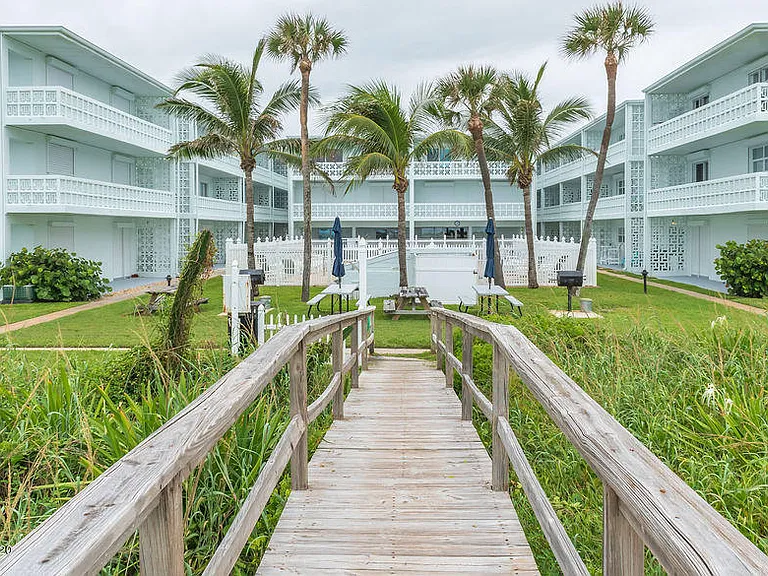 Cocoa Beach Coastal Apartment